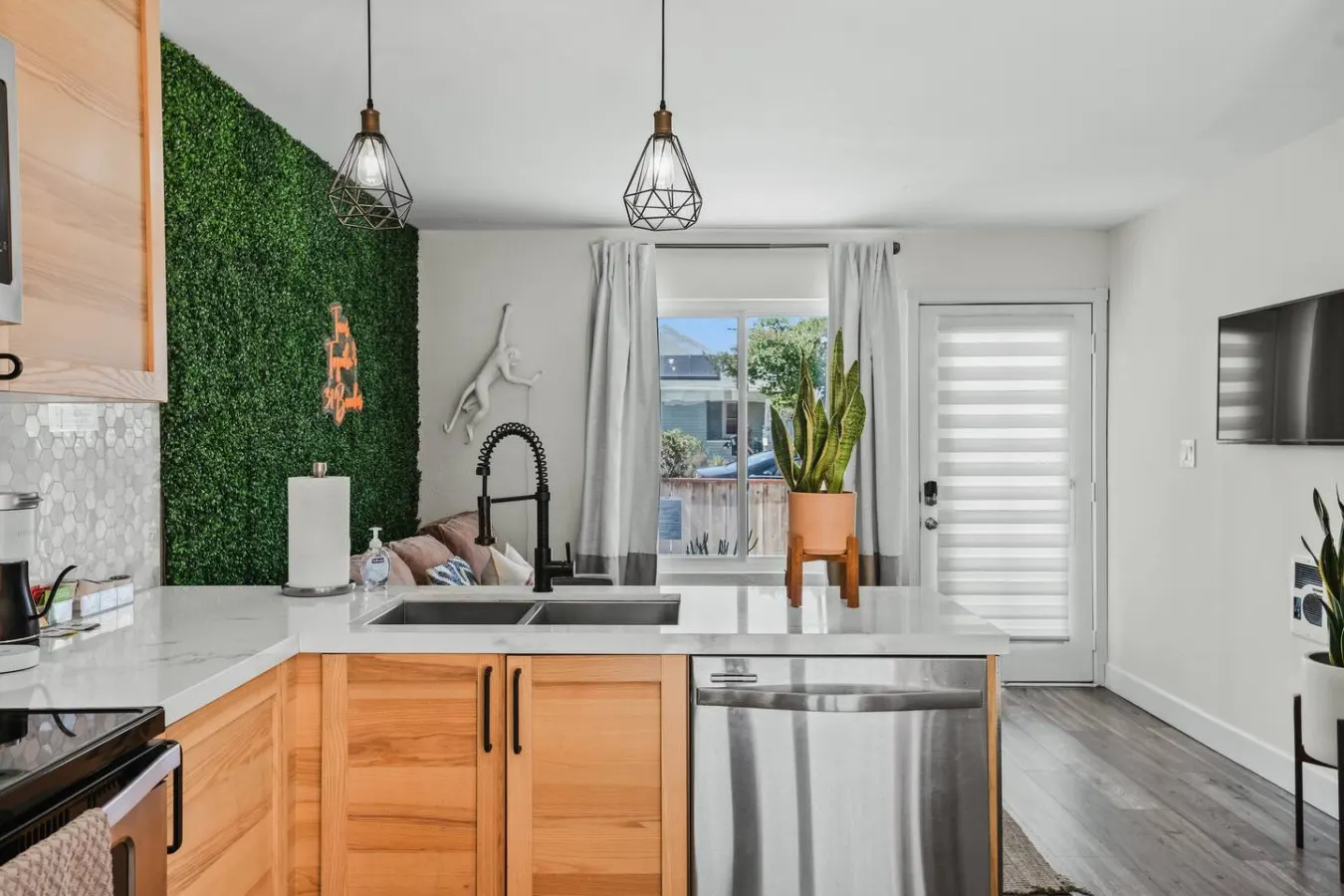 Casa Nova - Cozy 1B - Driveway Parking, Backyard 11