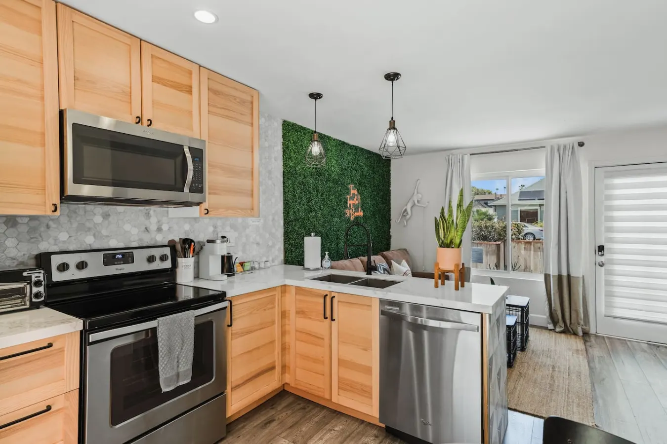 Casa Nova - Cozy 1B - Driveway Parking, Backyard 13
