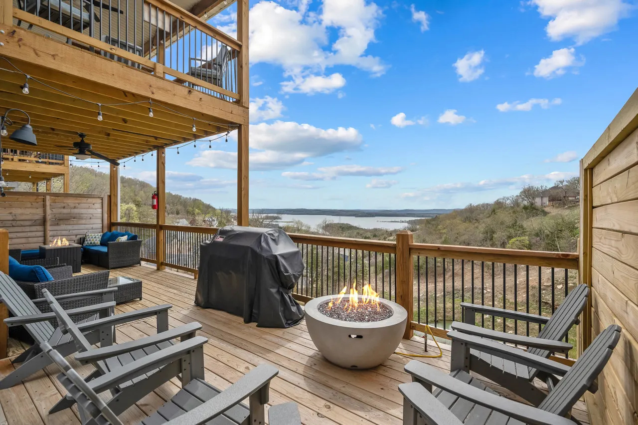 The Farmhouse at Chateau Mountain: Lakeview 6 Bed/6.5 Bath