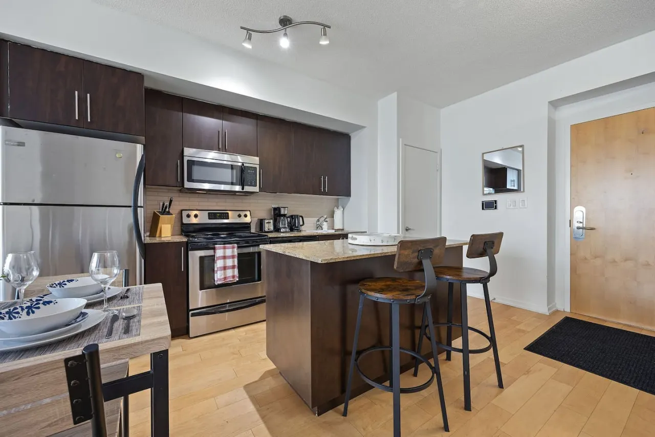 2BR Condo Prime Location + Lake Views Parking 2