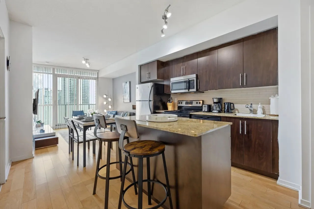 2BR Condo Prime Location + Lake Views Parking 9