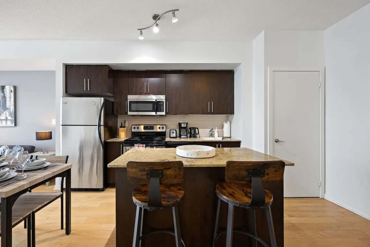 2BR Condo Prime Location + Lake Views Parking 10