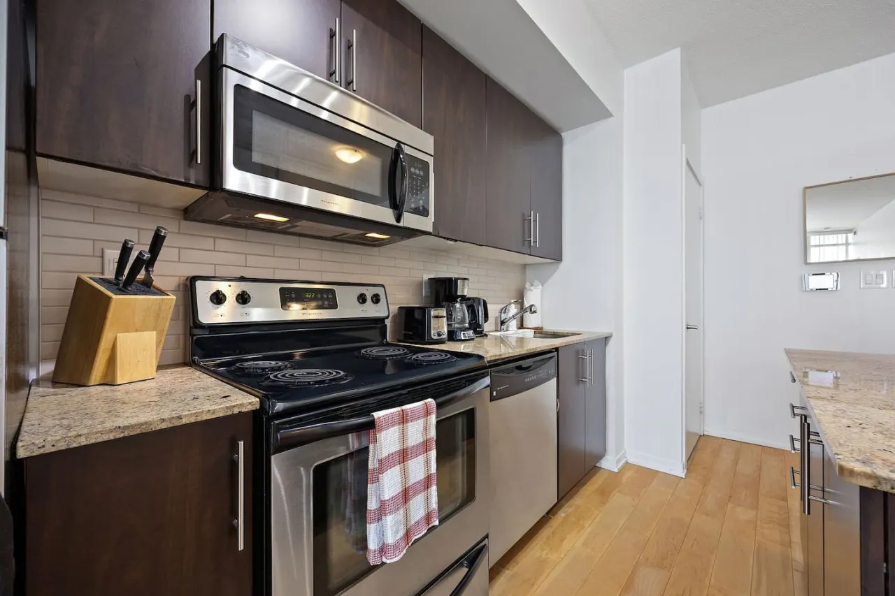 2BR Condo Prime Location + Lake Views Parking 11