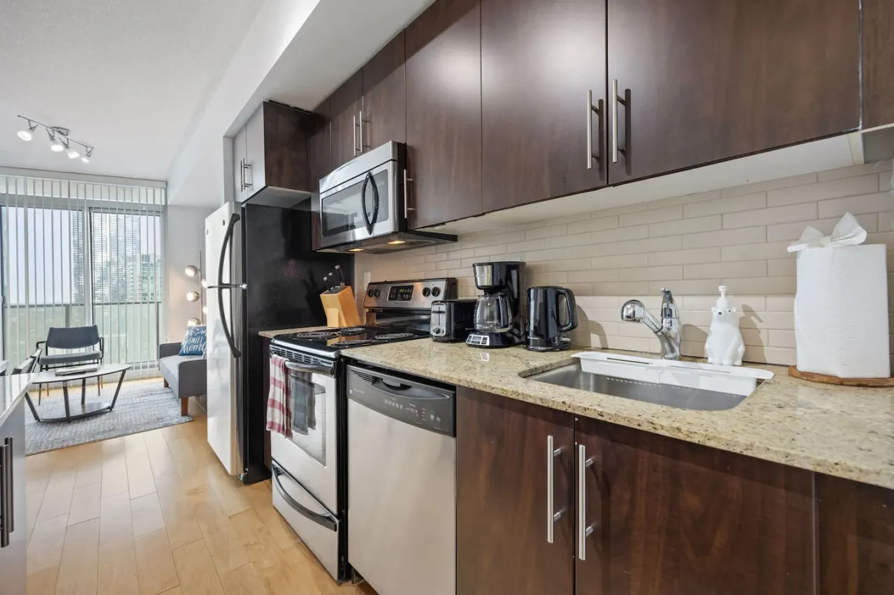 2BR Condo Prime Location + Lake Views Parking 12