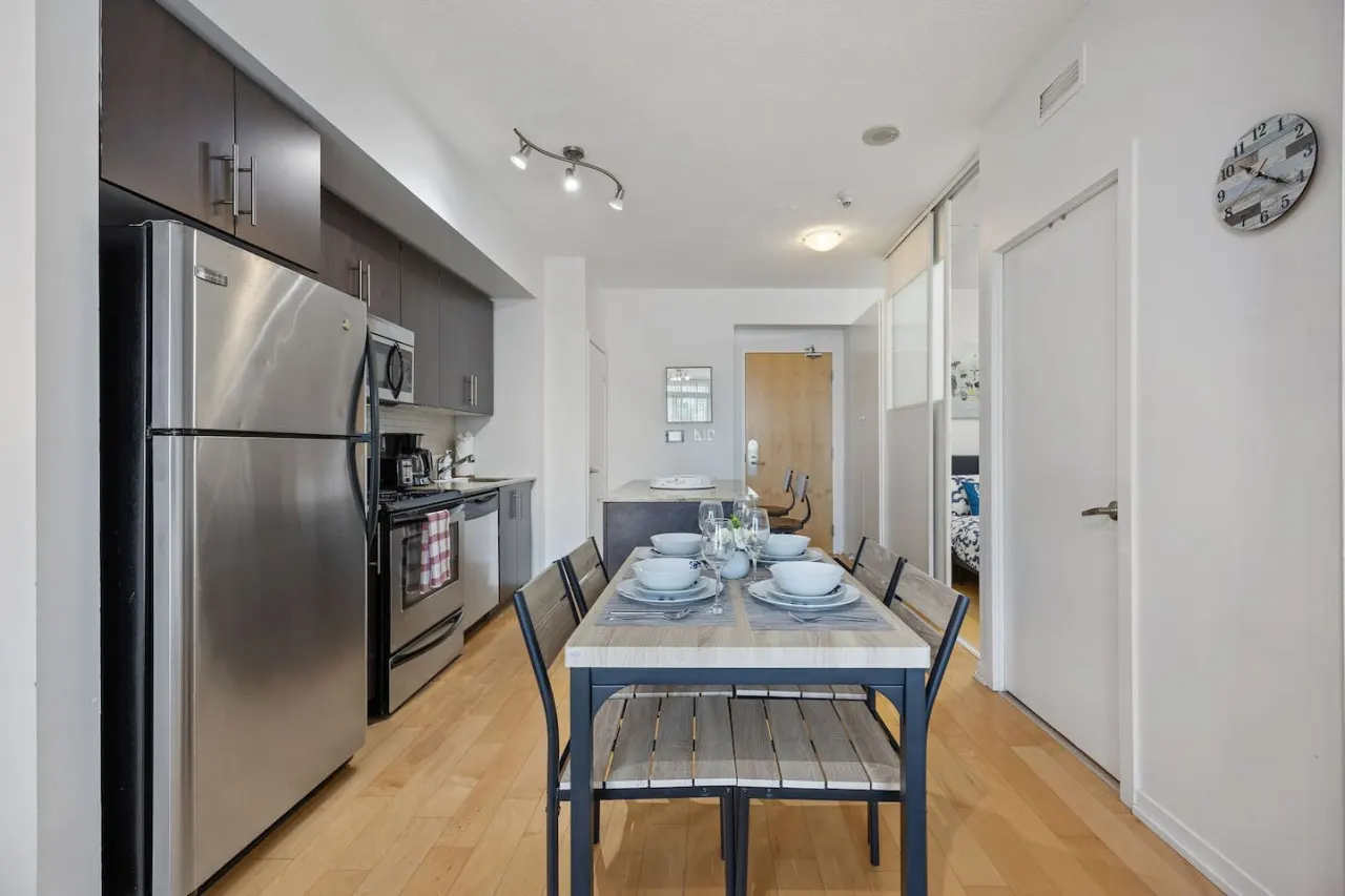 2BR Condo Prime Location + Lake Views Parking 13