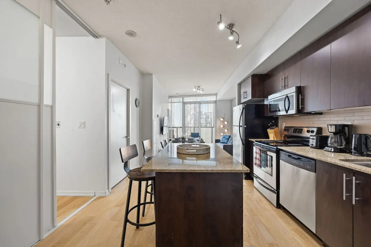 2BR Condo Prime Location + Lake Views Parking 14