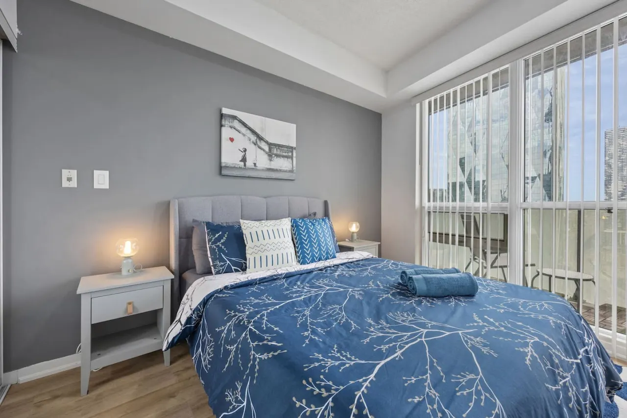 2BR Condo Prime Location + Lake Views Parking 15