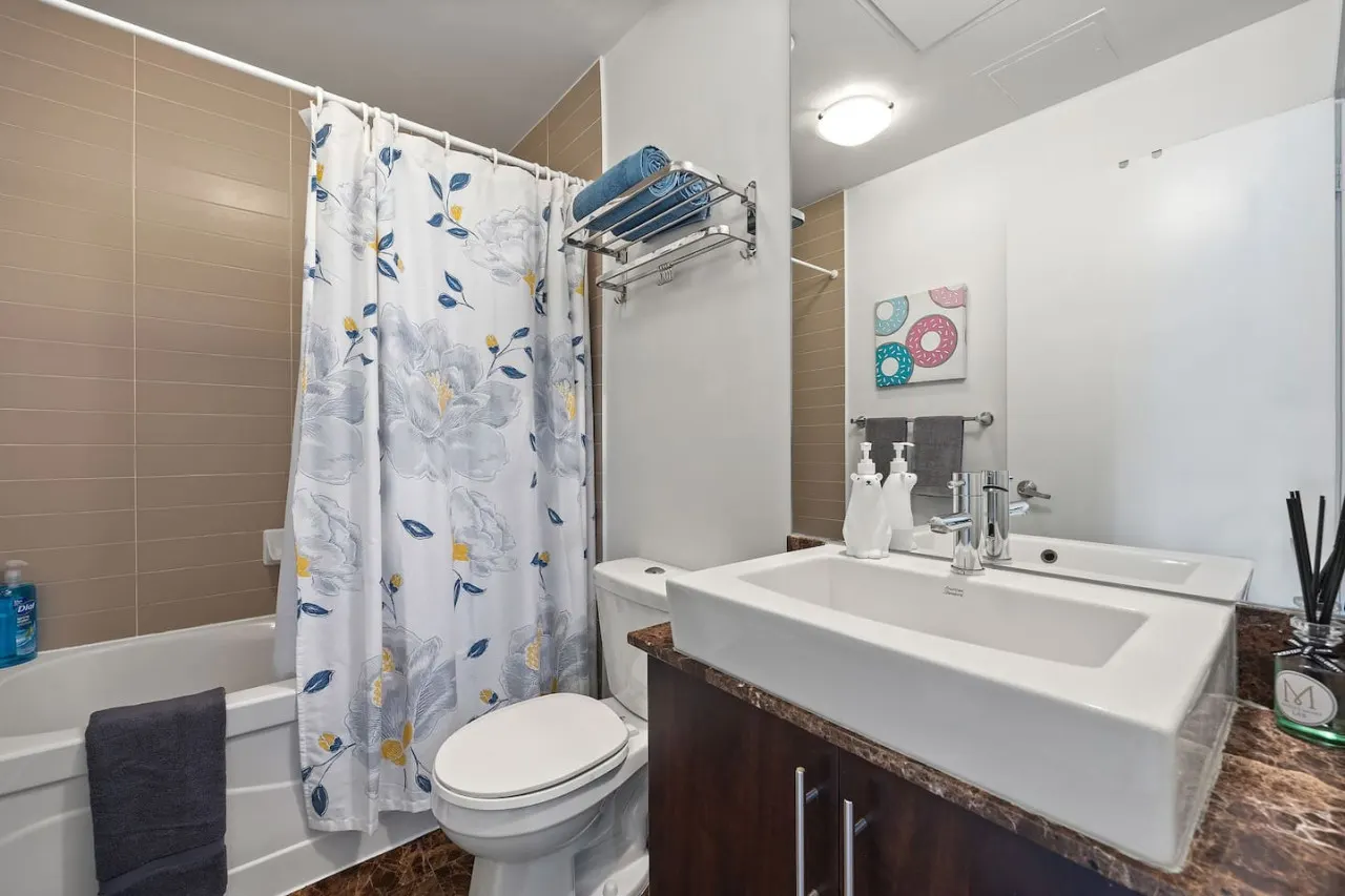 2BR Condo Prime Location + Lake Views Parking 17
