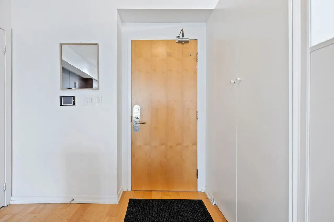 2BR Condo Prime Location + Lake Views Parking 19