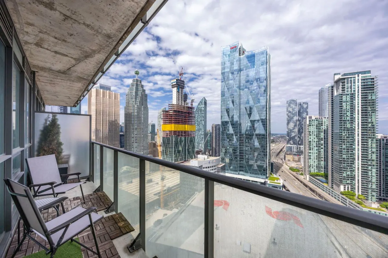 2BR Condo Prime Location + Lake Views Parking 20