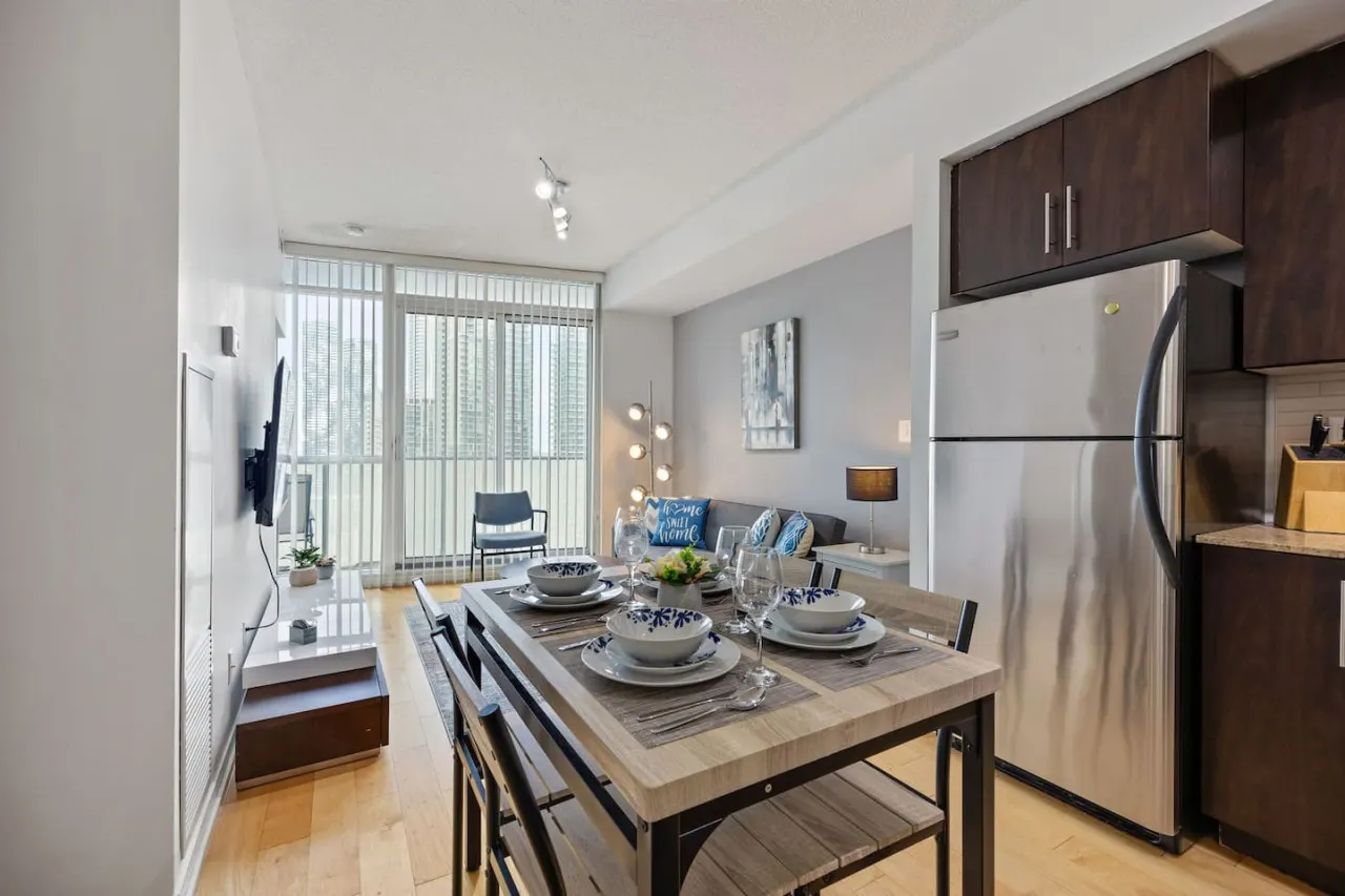 2BR Condo Prime Location + Lake Views Parking 3