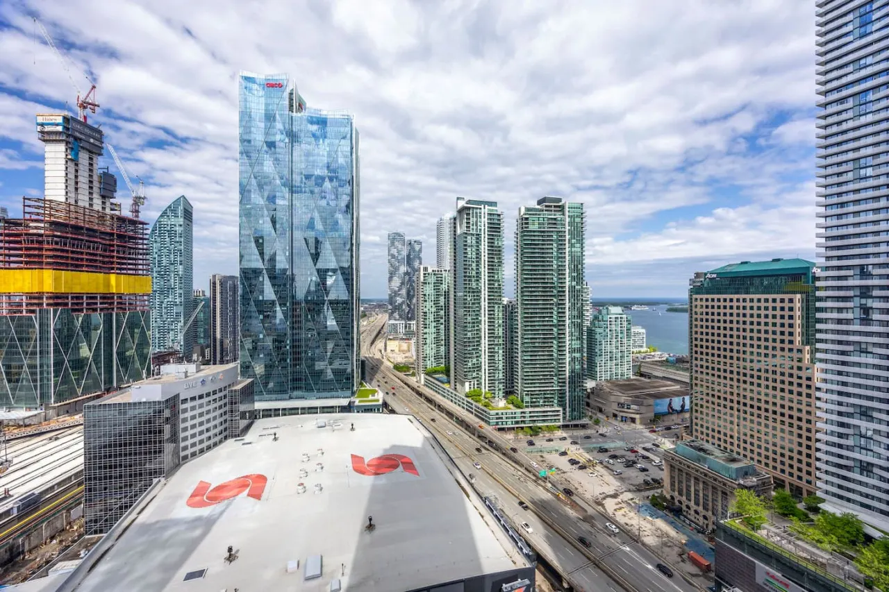 2BR Condo Prime Location + Lake Views Parking 5