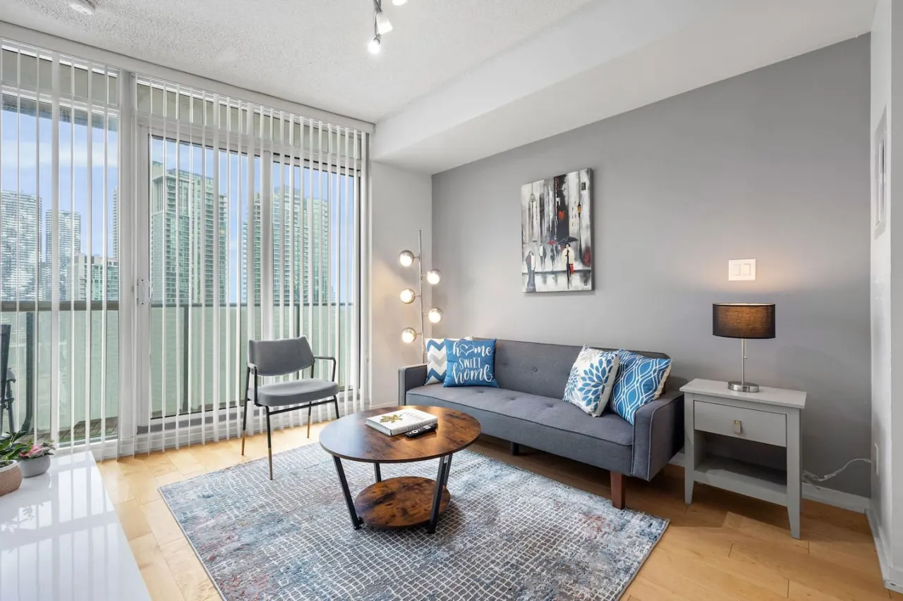 2BR Condo Prime Location + Lake Views Parking 6