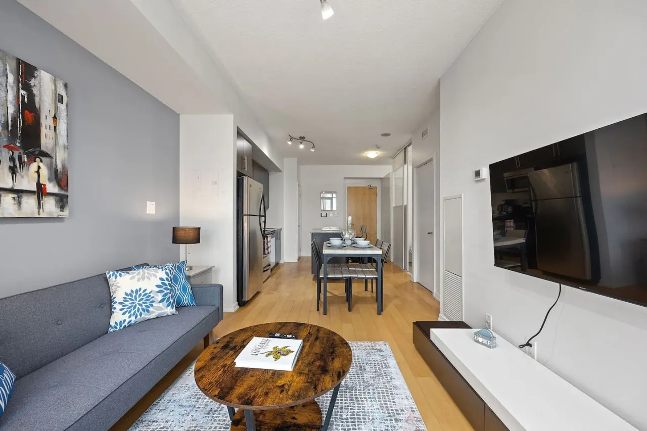 2BR Condo Prime Location + Lake Views Parking 7