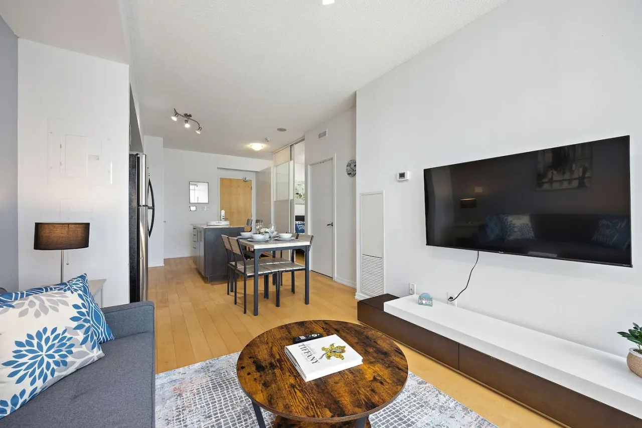 2BR Condo Prime Location + Lake Views Parking 8