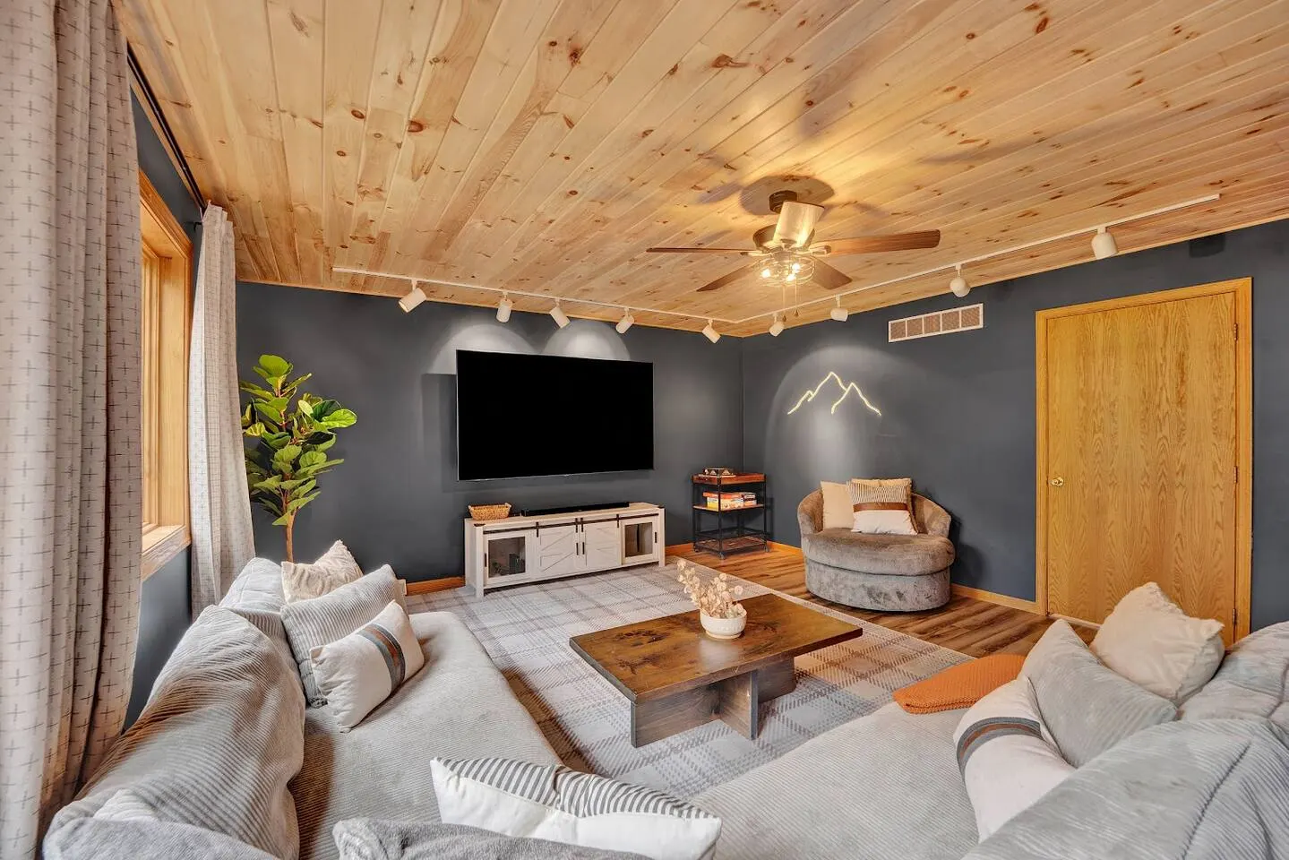 NEW! Arcade-Sauna-HotTub-Gym-FirePit-BBQGrill — photo 2