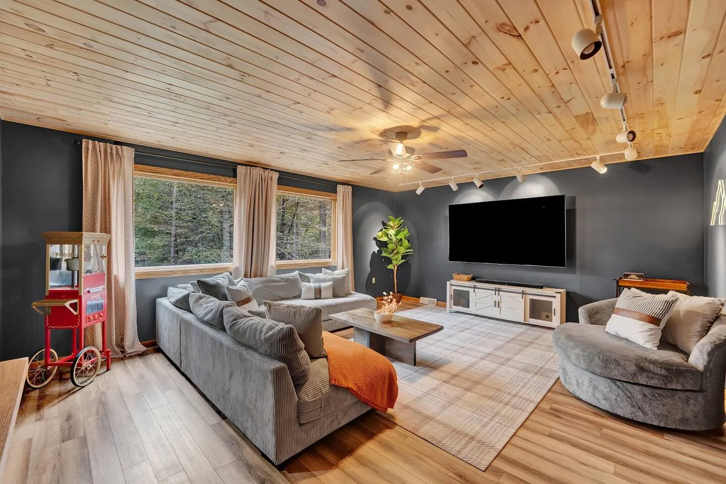 NEW! Arcade-Sauna-HotTub-Gym-FirePit-BBQGrill 11