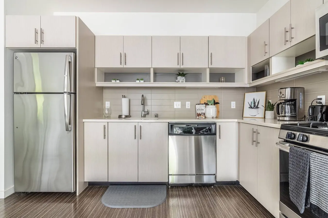 Large Central District Apartment 9