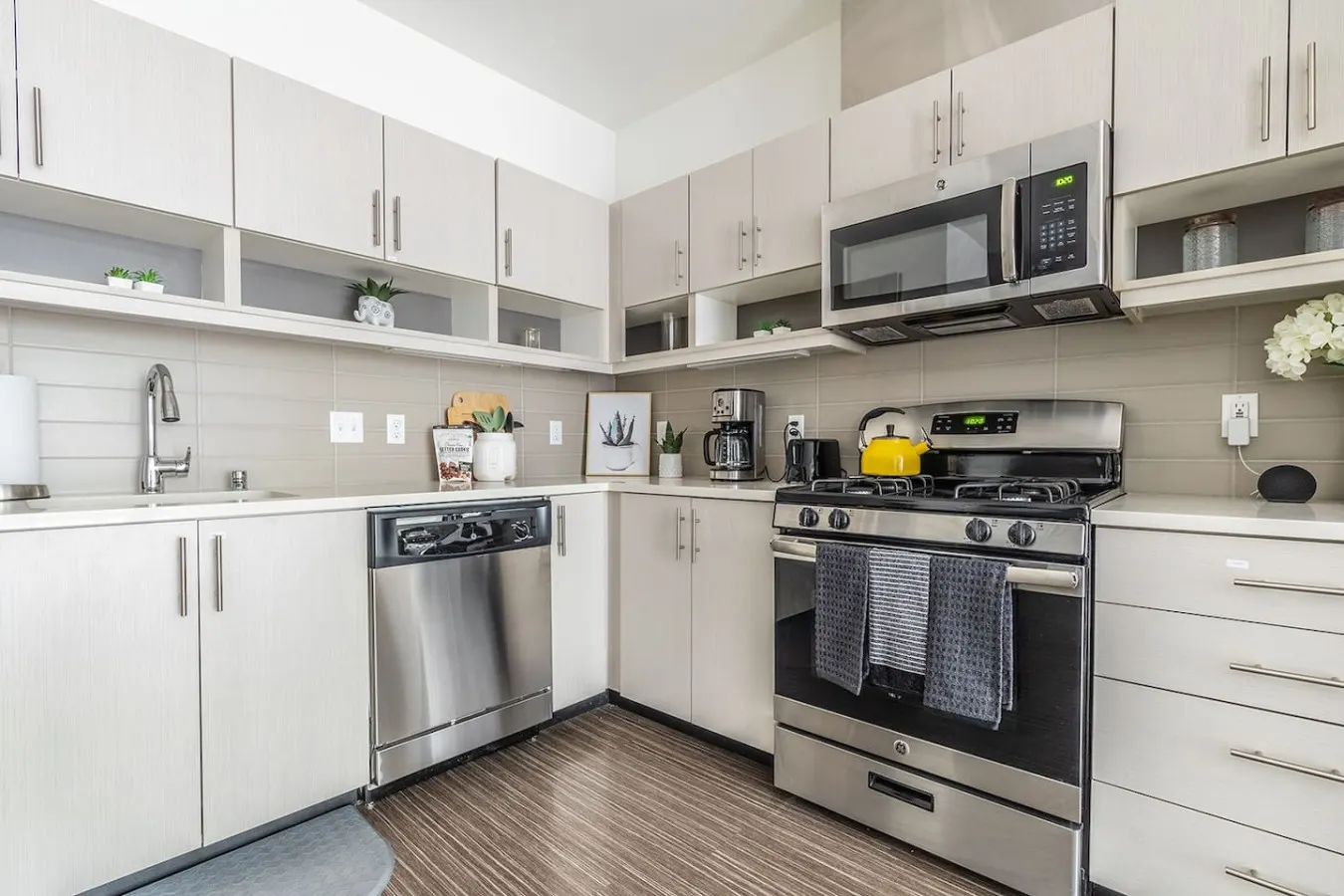Large Central District Apartment 11