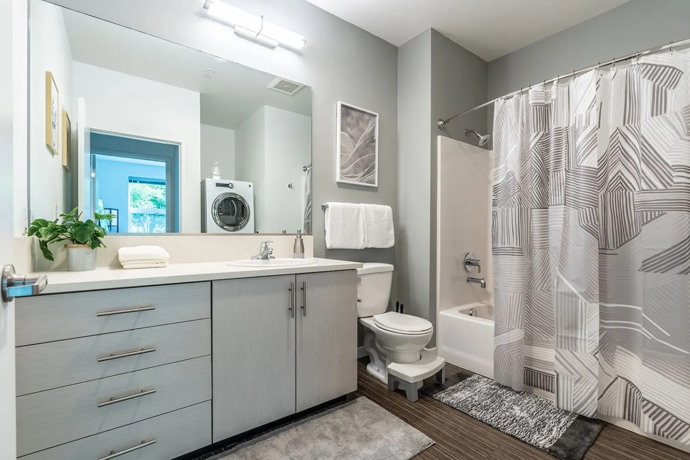 Large Central District Apartment 12