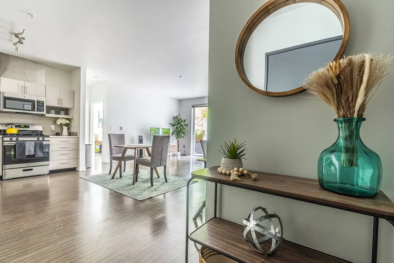Large Central District Apartment 13