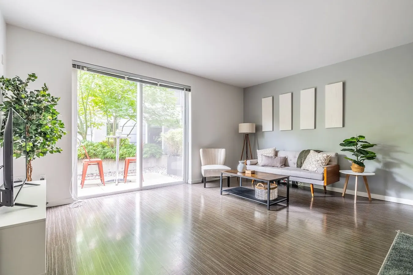 Large Central District Apartment 14