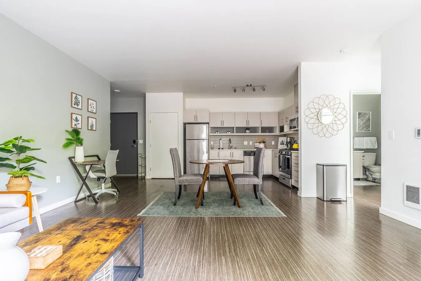 Large Central District Apartment 15