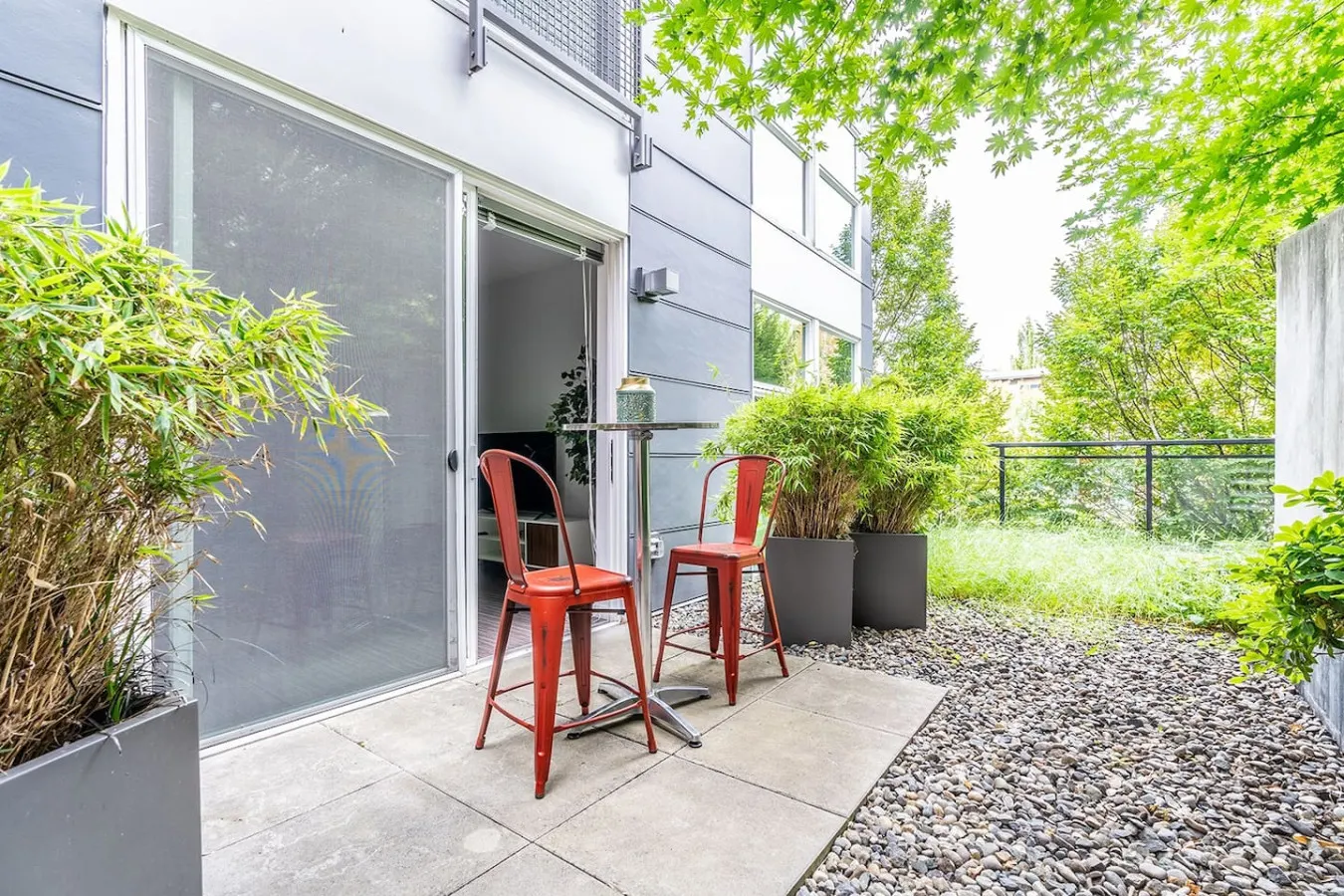 Large Central District Apartment 19