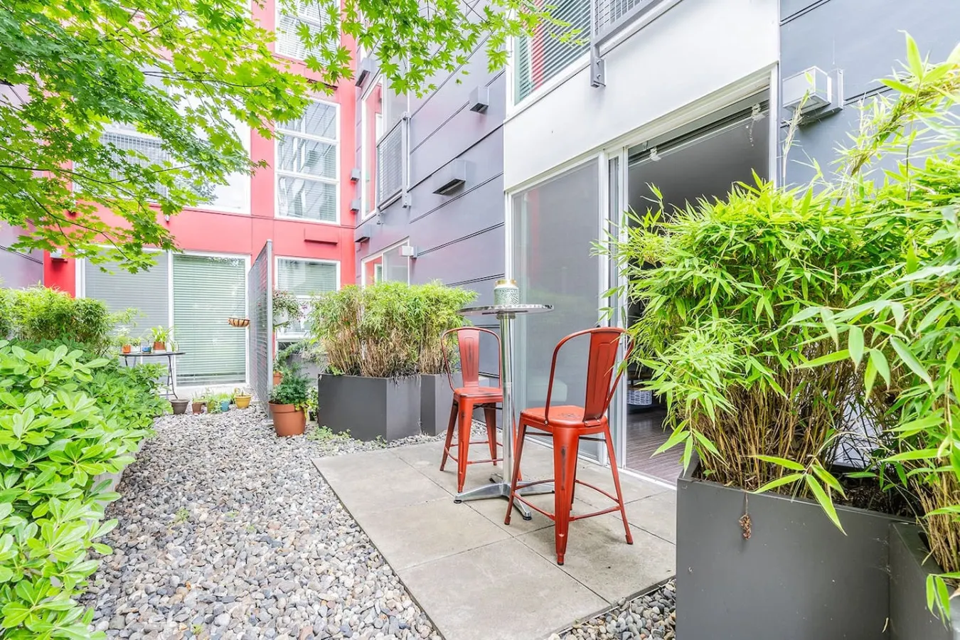 Large Central District Apartment 8