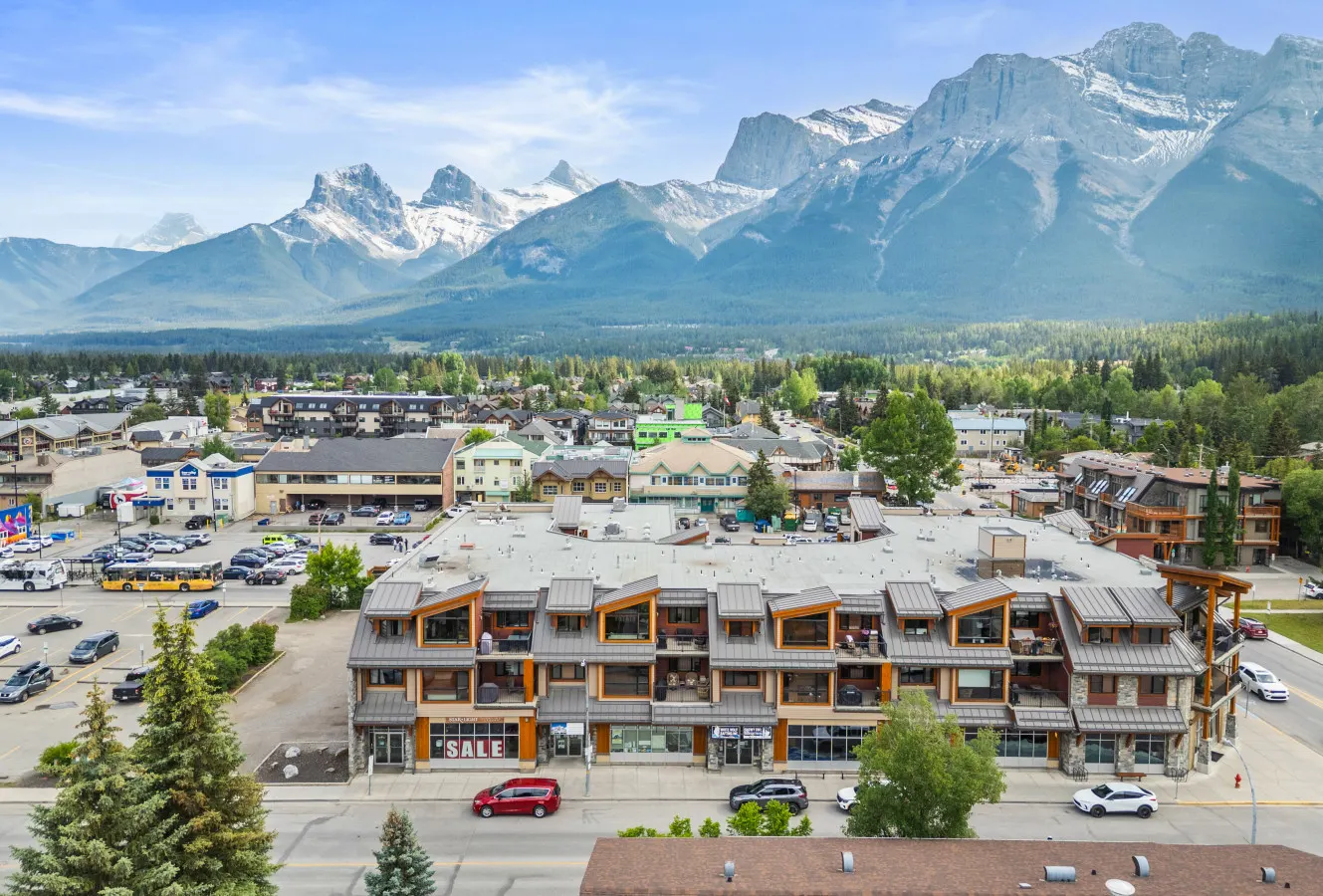 Rockies Balcony: Fireplace, BBQ & Views 12