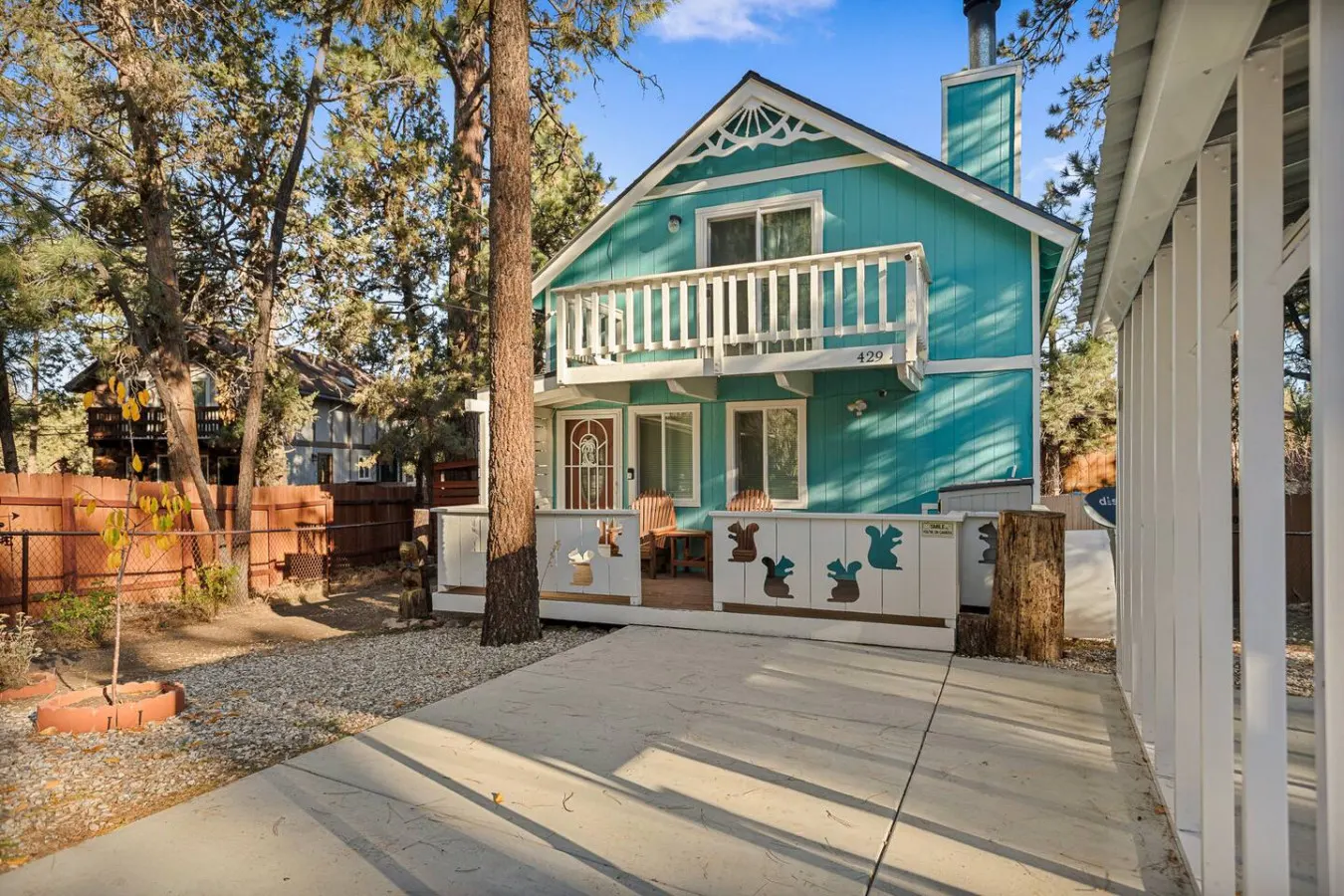 Cozy & New Turquoise Bear cabin w/ Deck & Hot Tub