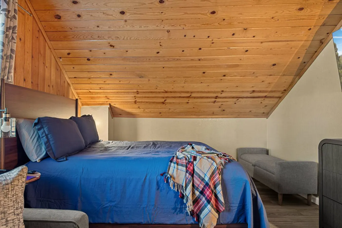 Cozy & New Turquoise Bear cabin w/ Deck & Hot Tub 18