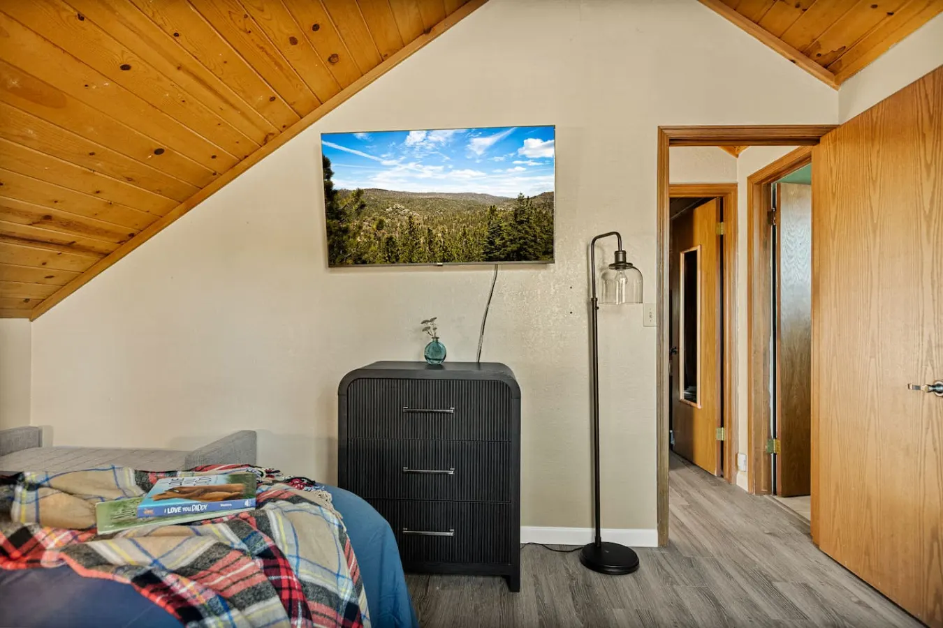 Cozy & New Turquoise Bear cabin w/ Deck & Hot Tub 20
