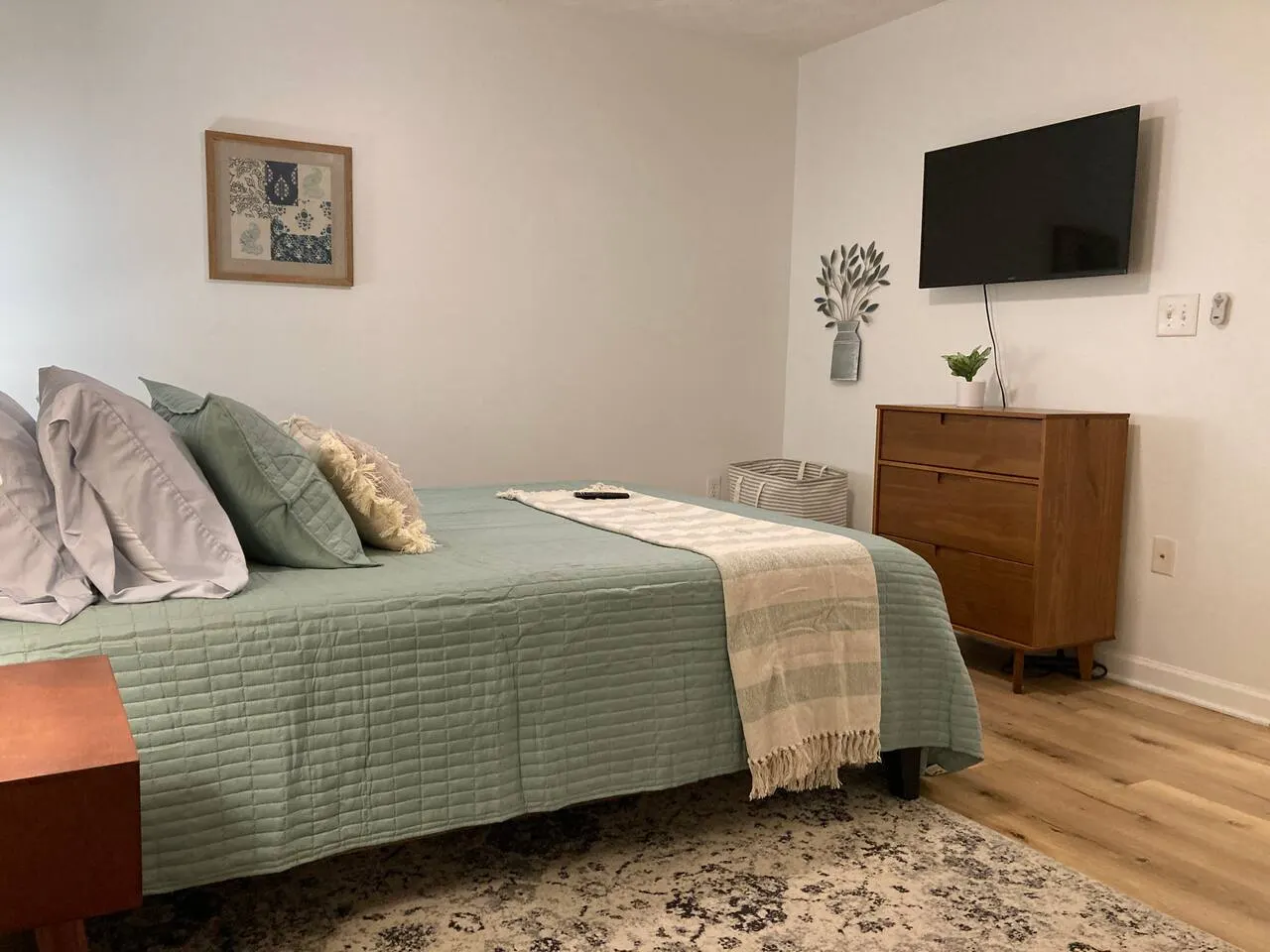 Stylish 3BR Townhome Near Everything 18