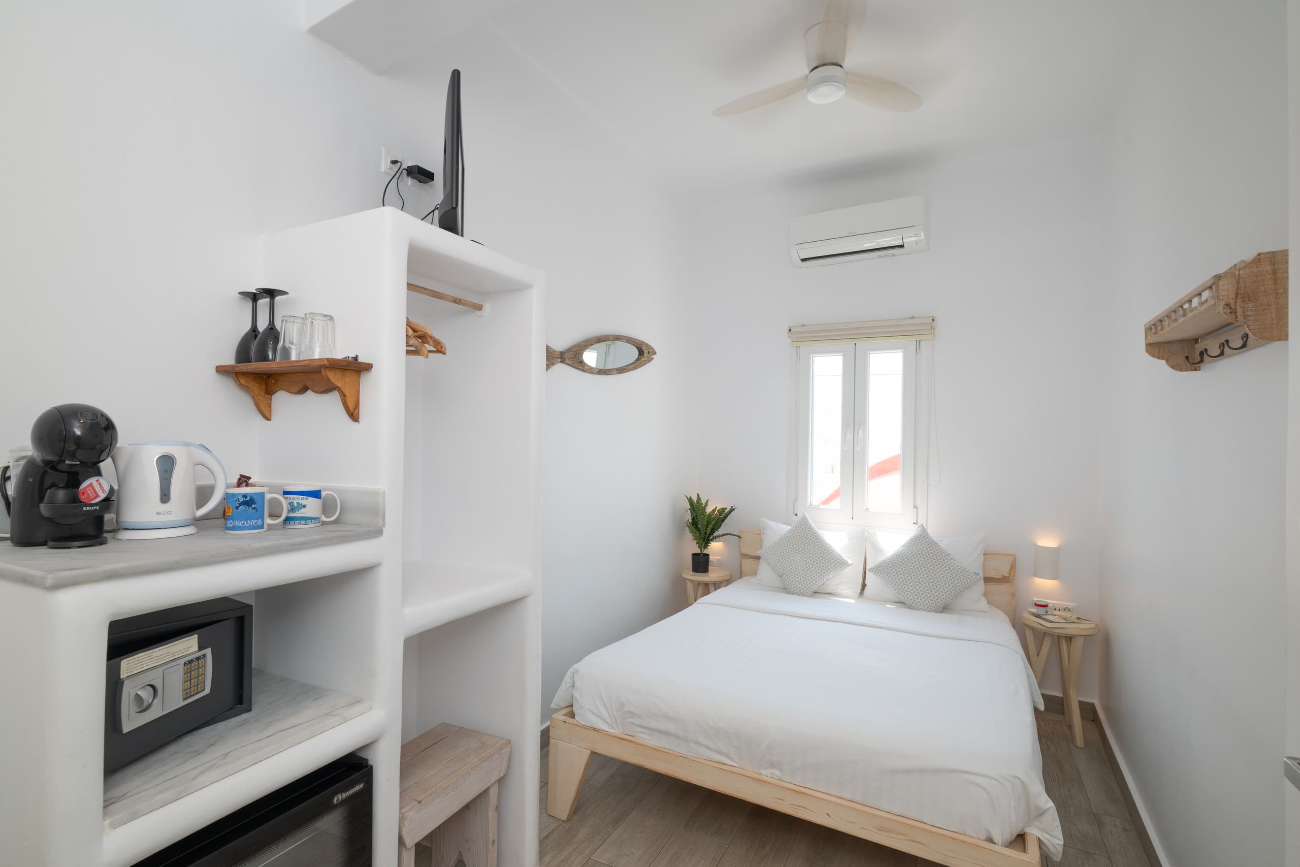 Queen four-bedroom Seaview Cycladic Home 17
