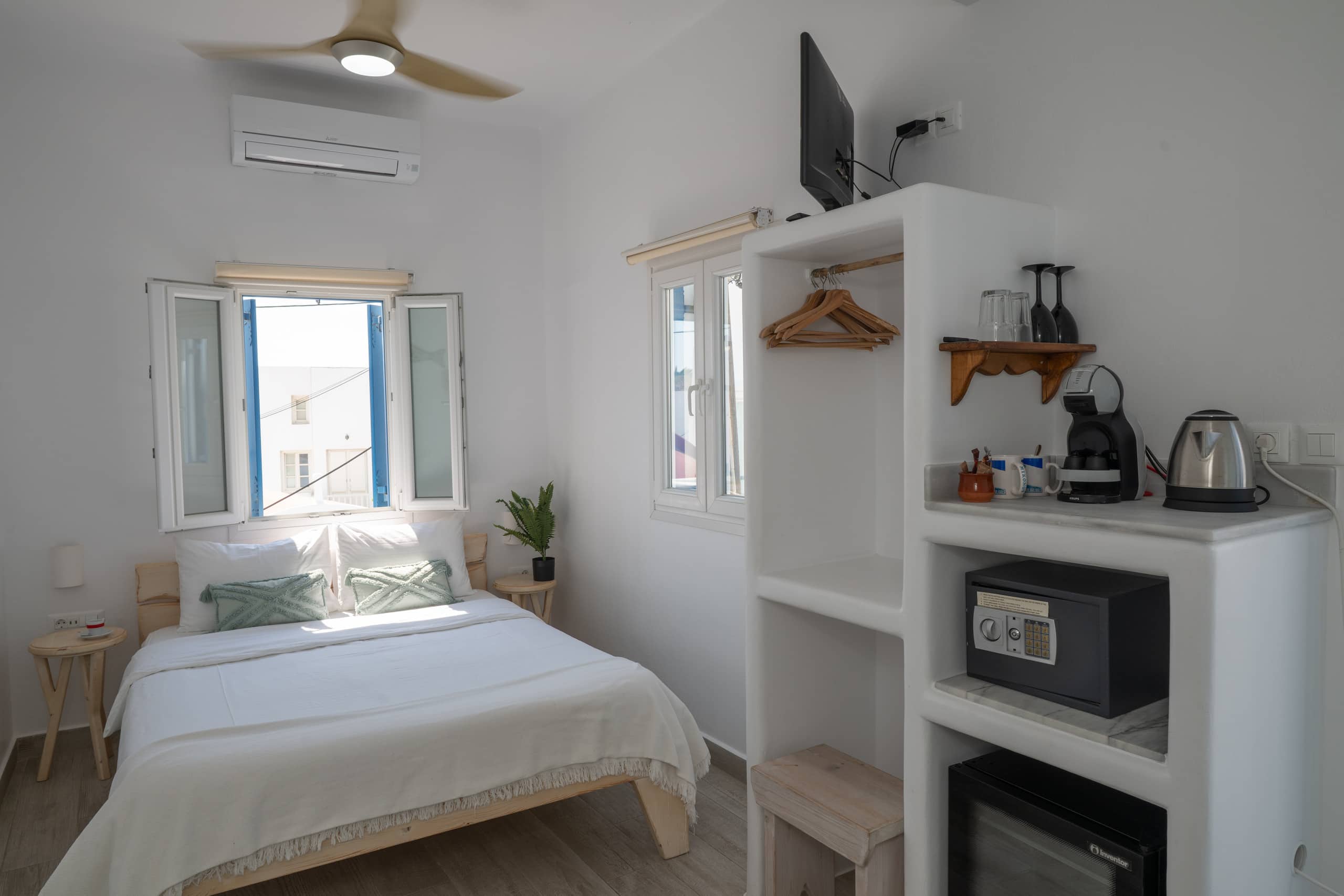 Queen four-bedroom Seaview Cycladic Home 32