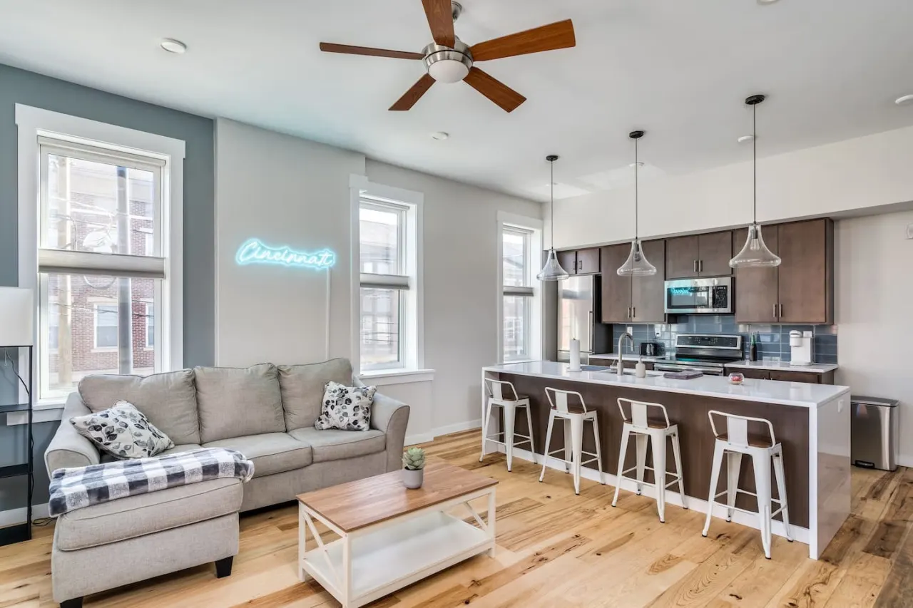 No Cleaning Fee + Free Parking 1-br Condo OTR