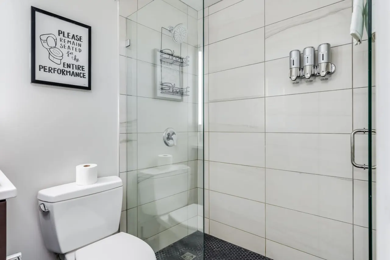 No Cleaning Fee + Free Parking 1-br Condo OTR 9