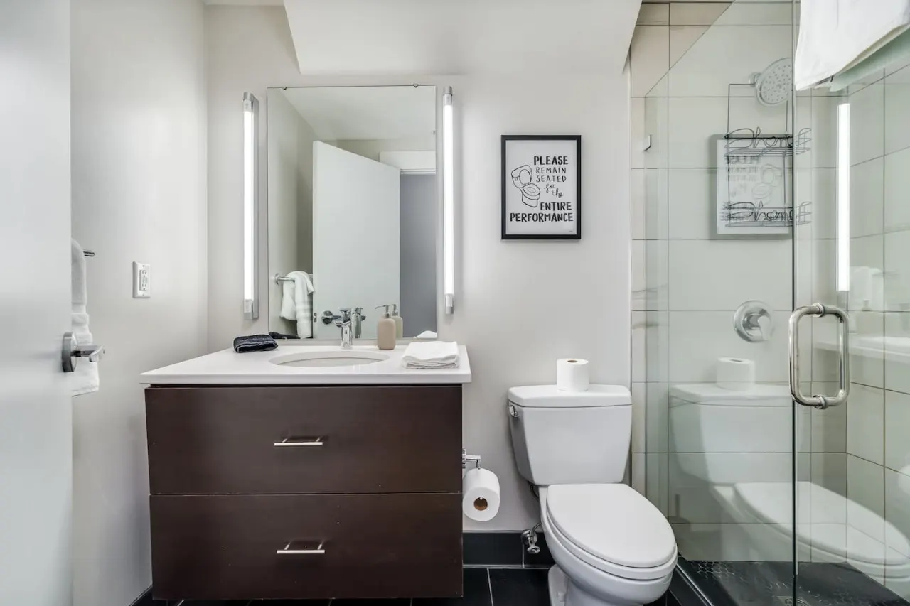 No Cleaning Fee + Free Parking 1-br Condo OTR 10
