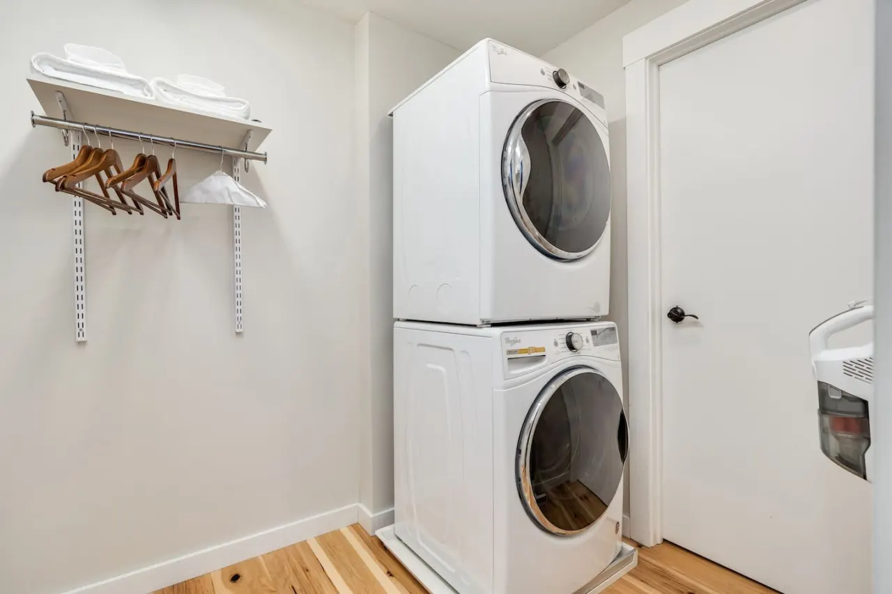 No Cleaning Fee + Free Parking 1-br Condo OTR 14