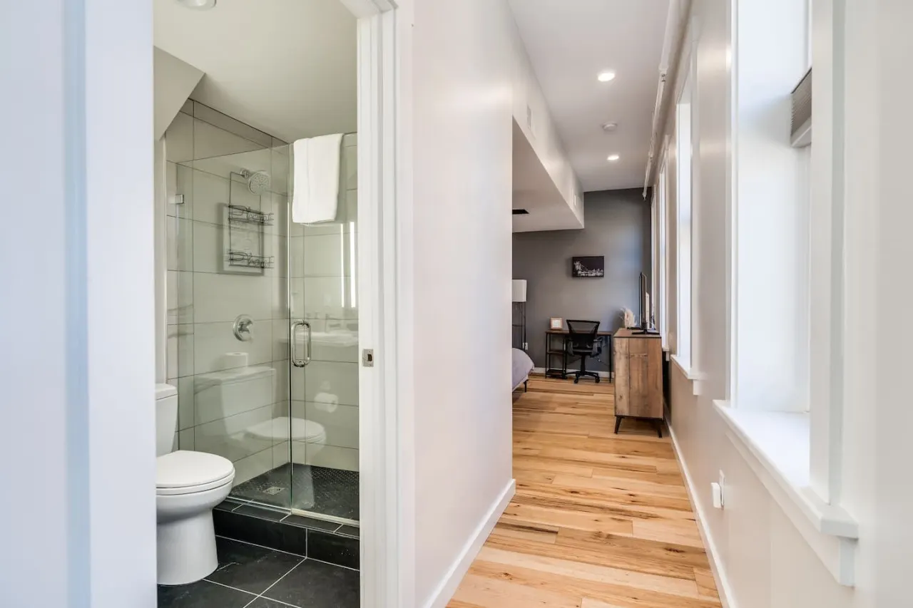 No Cleaning Fee + Free Parking 1-br Condo OTR 8