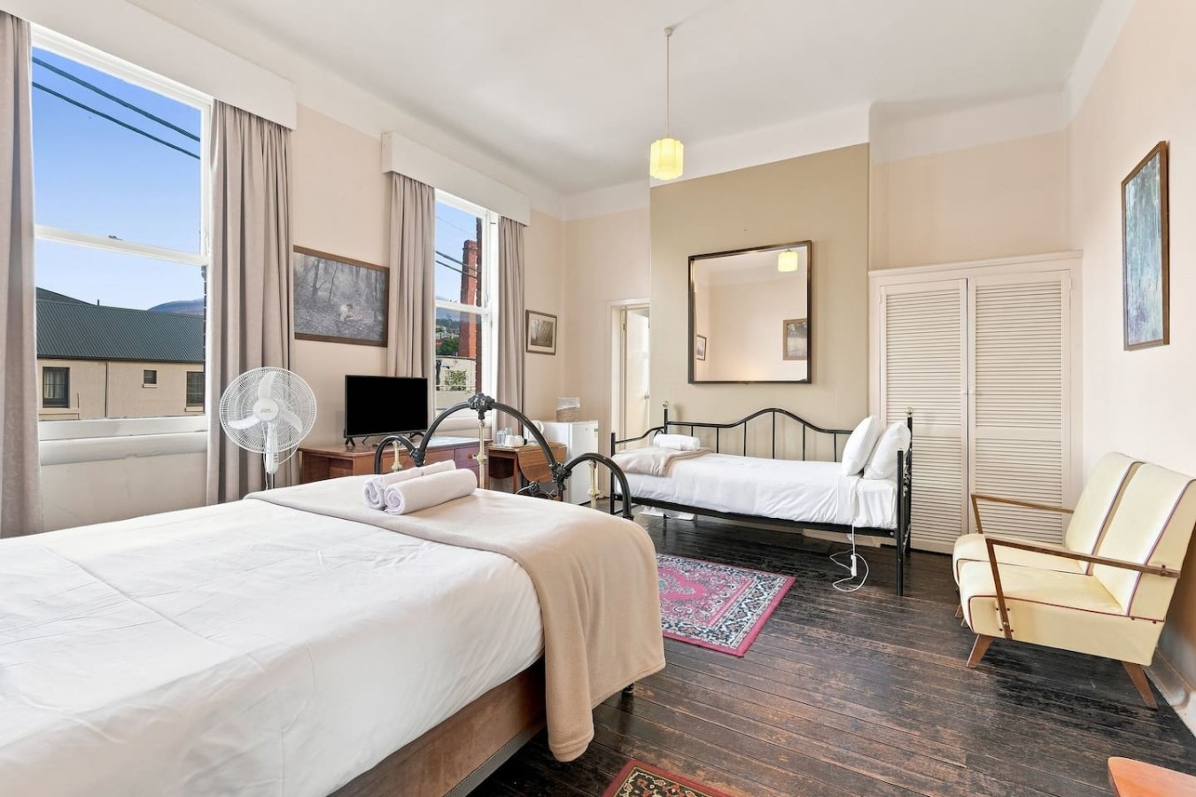 Edinburgh Queen & Single Rm + Ensuite