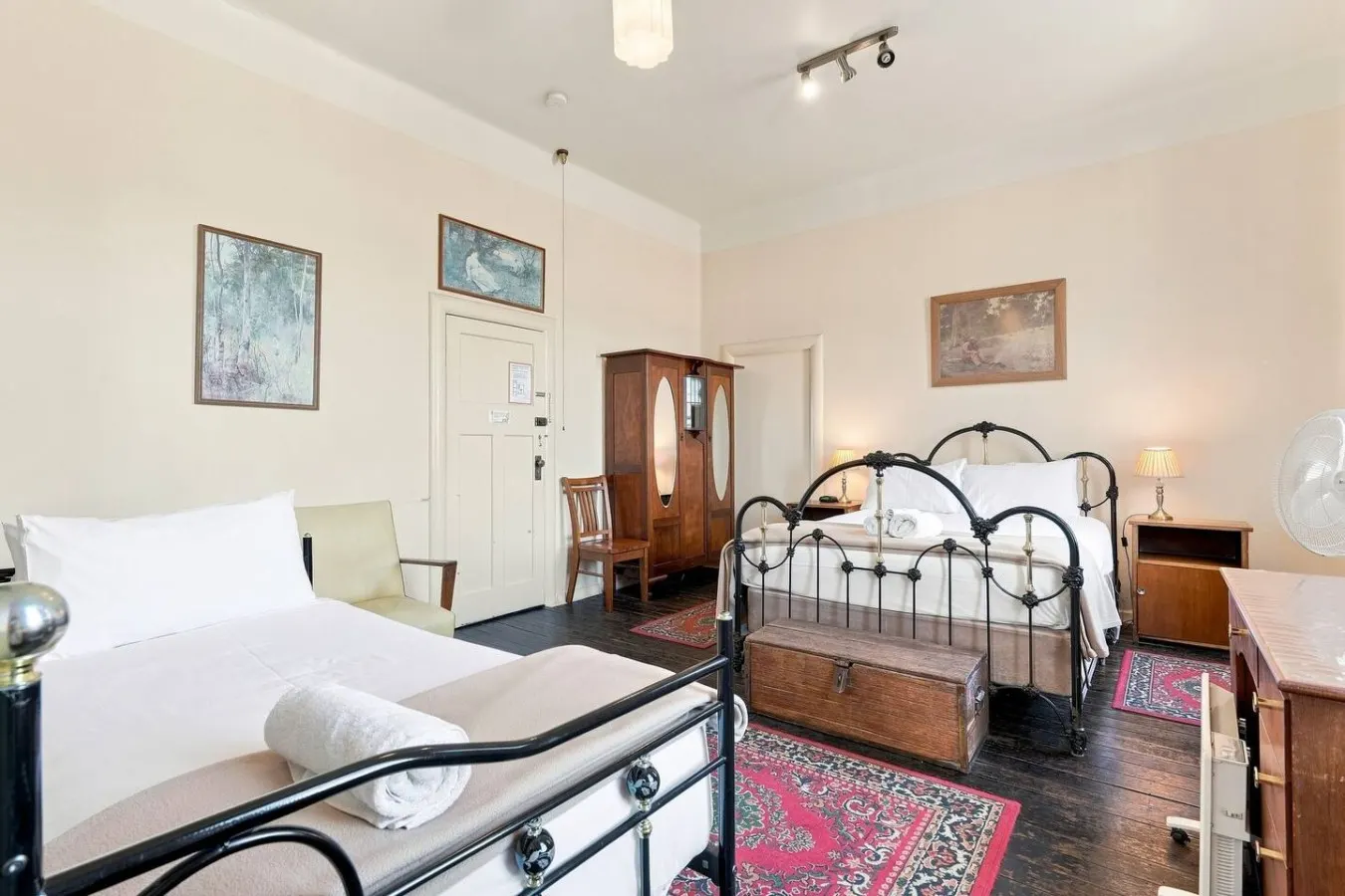 Edinburgh Queen & Single Rm + Ensuite 9