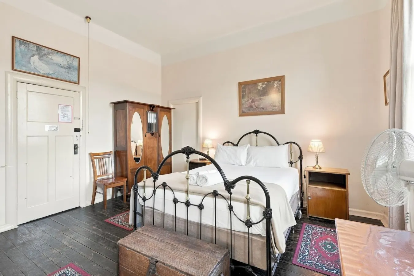 Edinburgh Queen & Single Rm + Ensuite 10