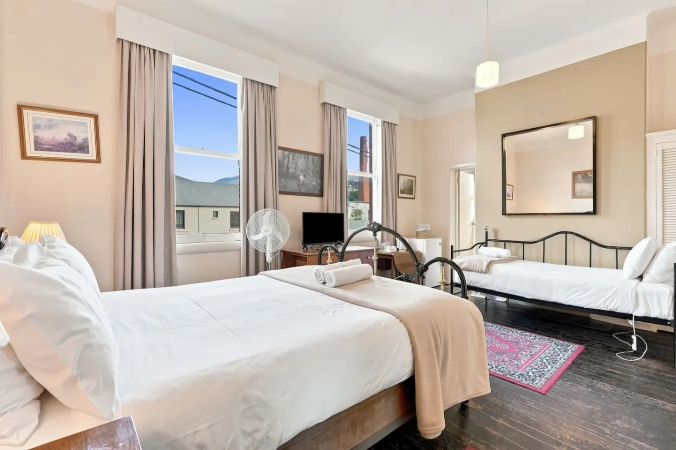Edinburgh Queen & Single Rm + Ensuite 13