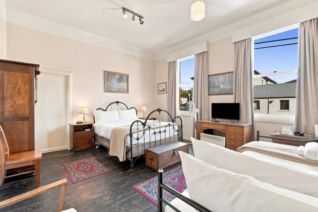Edinburgh Queen & Single Rm + Ensuite 6