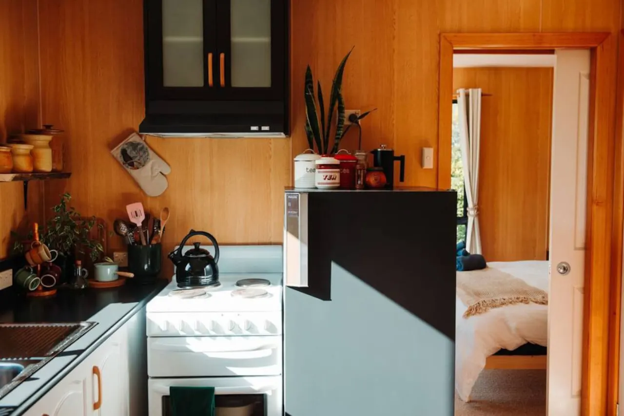 Kelp Cabin - White Beach 3
