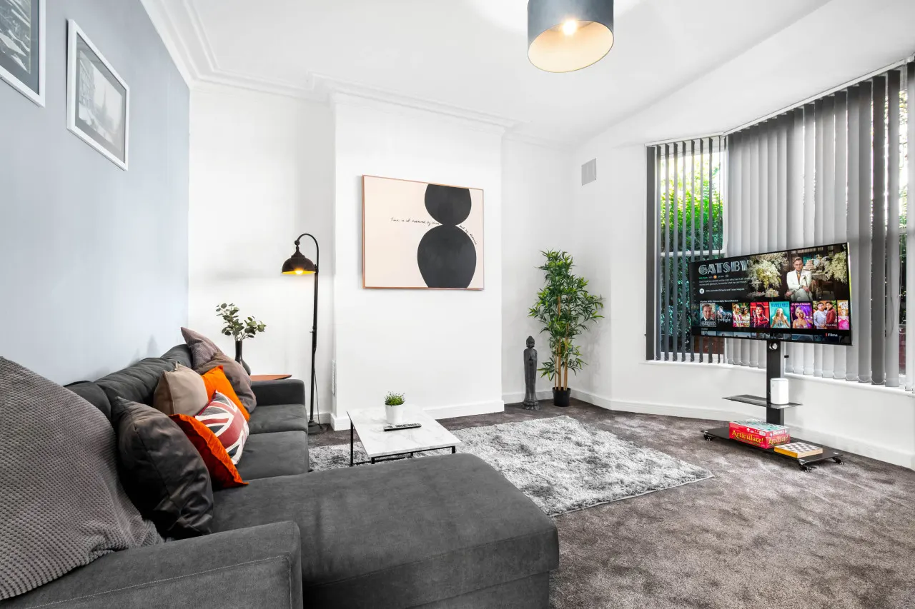 Stylish Apartment - Netflix - On Street Parking 1