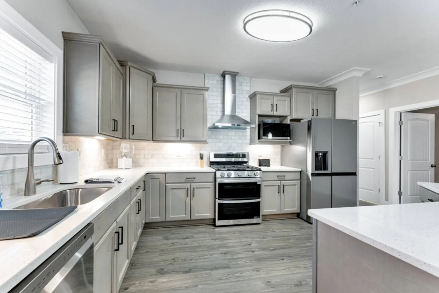 ViBe District 4BR Walk to Beach + Dogs OK 9