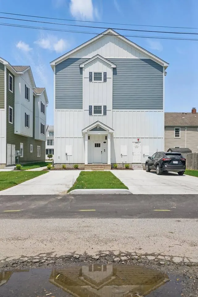 ViBe District 4BR Walk to Beach + Dogs OK 10